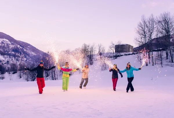 Szczęśliwy Grupa Ludzi Zabawy Ferie Zimowe Znajomi Witn Śniegu Komplet — Zdjęcie stockowe