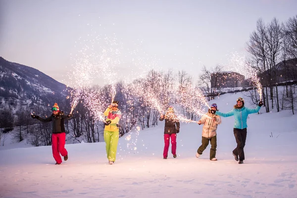 Feliz Grupo Personas Que Divierten Las Vacaciones Invierno Amigos Witn — Foto de Stock