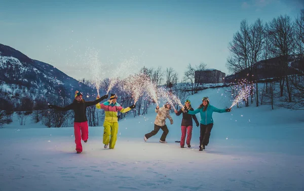 Grupo Feliz Pessoas Divertindo Férias Inverno Amigos Witn Neve Terno — Fotografia de Stock