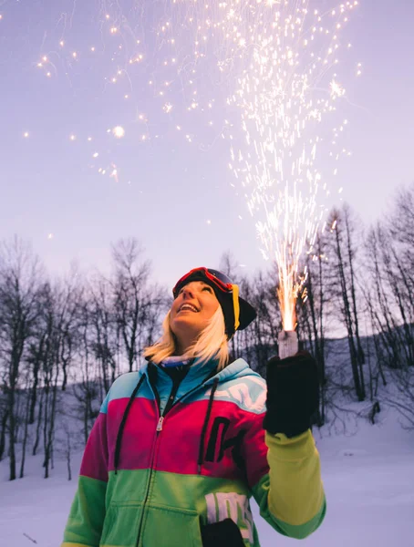 Happygirk Plezier Wintervakantie Jonge Vrouw Met Sneeuw Pak Feesten Buitenshuis — Stockfoto