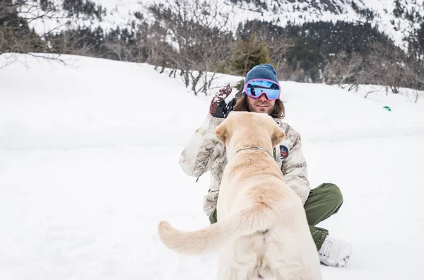 Propietario Perro Jugando Nieve Joven Adulto Divirtiéndose Con Leal Labrador — Foto de Stock