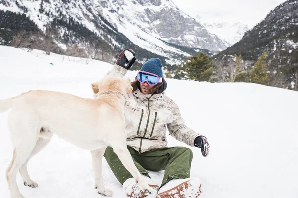Proprietario Suo Cane Giocare Nella Neve Giovane Uomo Adulto Divertirsi — Foto Stock