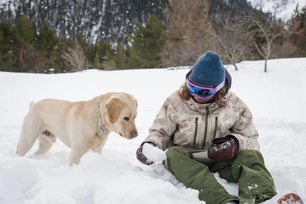 Propietario Perro Jugando Nieve Joven Adulto Divirtiéndose Con Leal Labrador —  Fotos de Stock