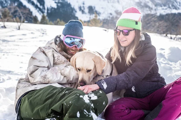 Casal Feliz Jogando Divertindo Com Seu Cão Leal Neve — Fotografia de Stock