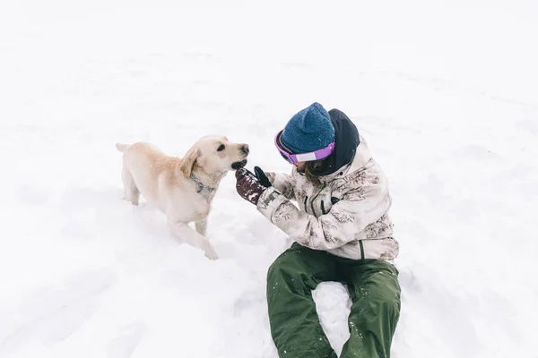 Propietario Perro Jugando Nieve Joven Adulto Divirtiéndose Con Leal Labrador —  Fotos de Stock