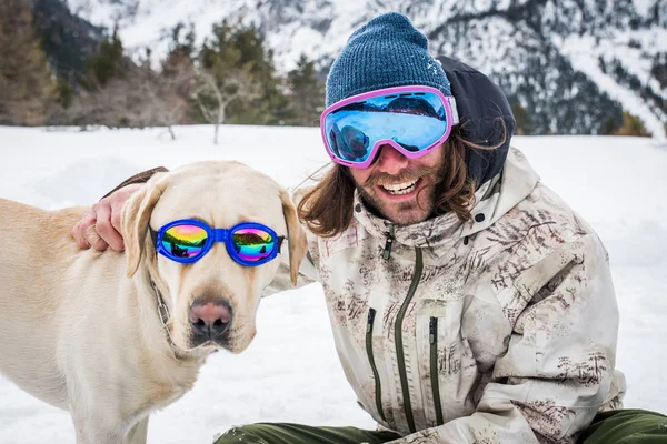 Proprietário Seu Cão Brincando Neve Jovem Homem Adulto Divertindo Com — Fotografia de Stock