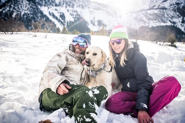 Casal Feliz Jogando Divertindo Com Seu Cão Leal Neve — Fotografia de Stock