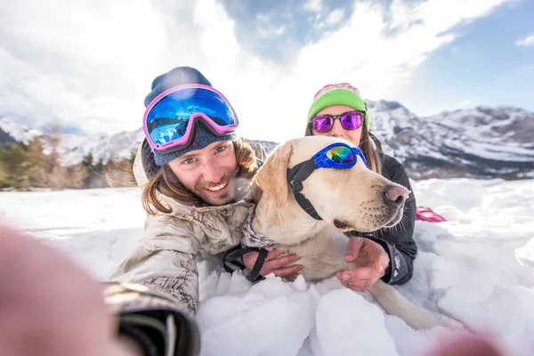 Casal Feliz Jogando Divertindo Com Seu Cão Leal Neve — Fotografia de Stock