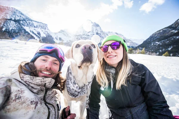 Lyckligt Par Spela Och Roligt Med Sin Trogna Hund Snön — Stockfoto