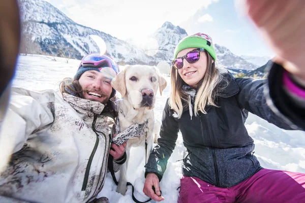 Glückliches Paar Das Mit Seinem Treuen Hund Schnee Spielt Und — Stockfoto