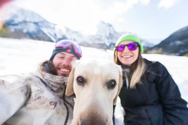 Glückliches Paar Das Mit Seinem Treuen Hund Schnee Spielt Und — Stockfoto