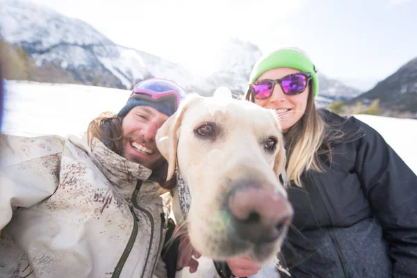 Couple Heureux Jouant Amusant Avec Leur Chien Fidèle Dans Neige — Photo