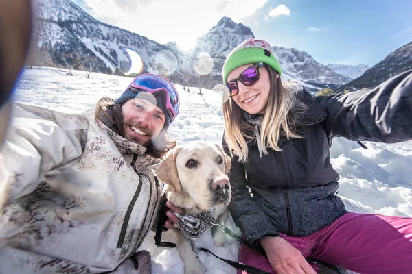 Boldog Pár Játék Birtoklás Móka Val Hűséges Kutya Hóban — Stock Fotó