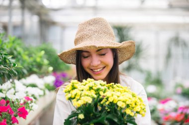 Ona çiçek ve bitki dükkanı - bir serada çalışan Asyalı kadın bitkilerde bakımı oldukça kadın bahçıvan