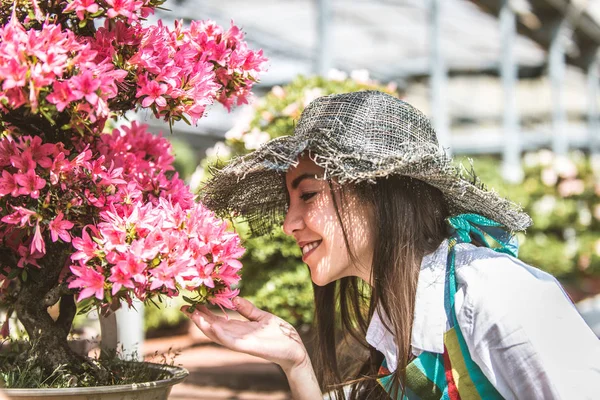 Bonita Jardinera Cuidando Plantas Tienda Flores Plantas Mujer Asiática Trabajando —  Fotos de Stock