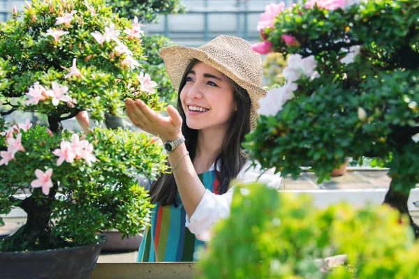 Красивая Садовница Ухаживает Растениями Цветочном Магазине Азиатка Работает Теплице — стоковое фото