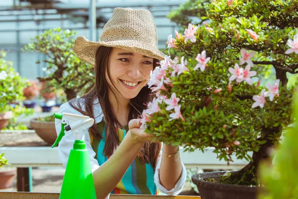 Όμορφη Γυναίκα Κηπουρός Φροντίδα Των Φυτών Στο Μαγαζί Της Λουλούδια — Φωτογραφία Αρχείου