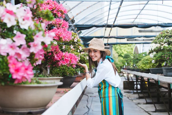 漂亮的女性园丁照顾植物在她的花卉商店 亚洲妇女在温室工作 — 图库照片