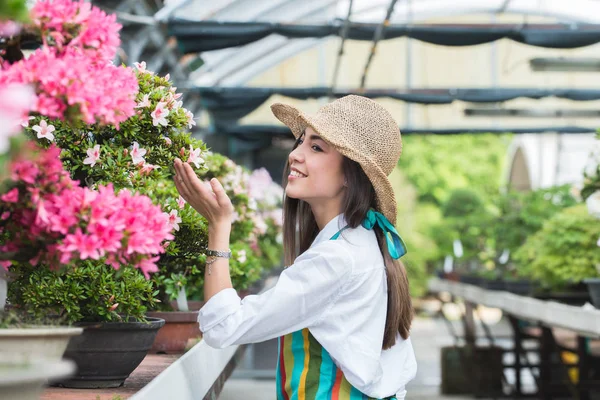 Hübsche Gärtnerin Pflegt Pflanzen Ihrem Blumengeschäft Asiatin Arbeitet Einem Gewächshaus — Stockfoto