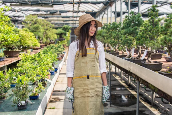 Vrij Vrouwelijke Tuinman Het Verzorgen Van Planten Winkel Van Haar — Stockfoto