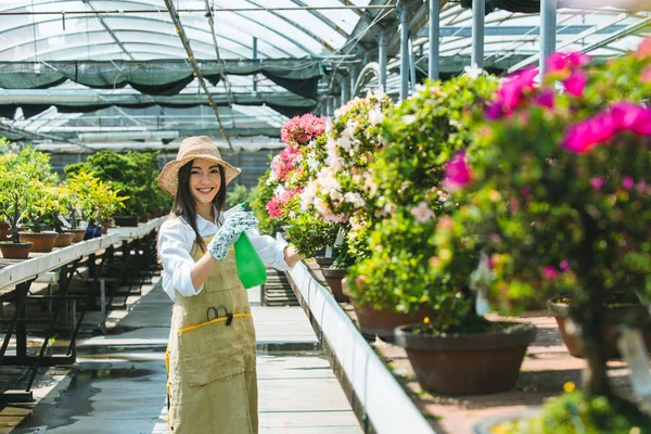 Bonita Jardinera Cuidando Plantas Tienda Flores Plantas Mujer Asiática Trabajando —  Fotos de Stock