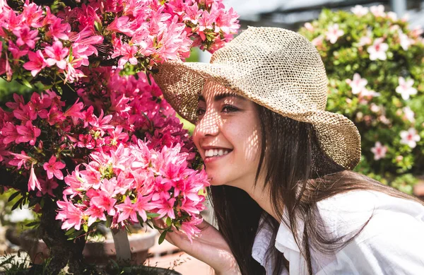 Ganska Kvinnlig Trädgårdsmästare Hand Växter Hennes Blommor Och Växter Shop — Stockfoto