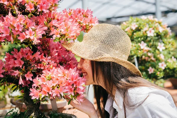 かなり女性庭師彼女の花や植物のショップ 温室で働くアジアの女性の植物の世話 — ストック写真