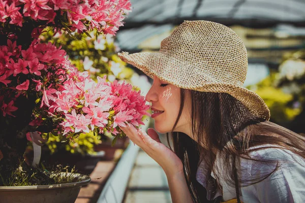 Hübsche Gärtnerin Pflegt Pflanzen Ihrem Blumengeschäft Asiatin Arbeitet Einem Gewächshaus — Stockfoto