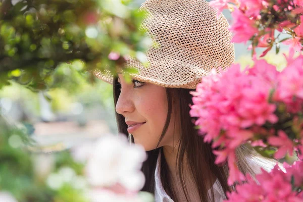 Hübsche Gärtnerin Pflegt Pflanzen Ihrem Blumengeschäft Asiatin Arbeitet Einem Gewächshaus — Stockfoto