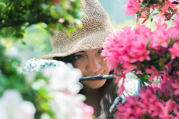 Hübsche Gärtnerin Pflegt Pflanzen Ihrem Blumengeschäft Asiatin Arbeitet Einem Gewächshaus — Stockfoto