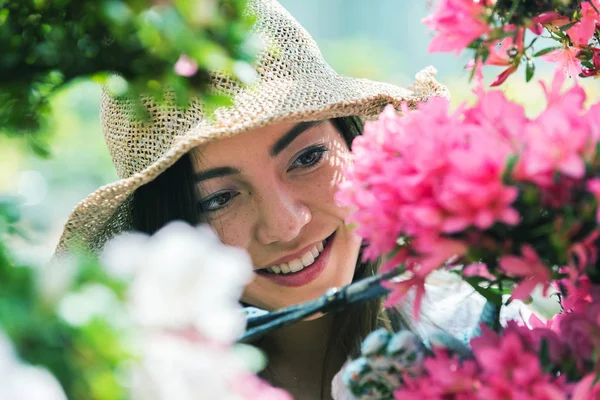 Hezká Žena Zahradník Péče Rostliny Svém Obchodě Květiny Rostliny Asijské — Stock fotografie