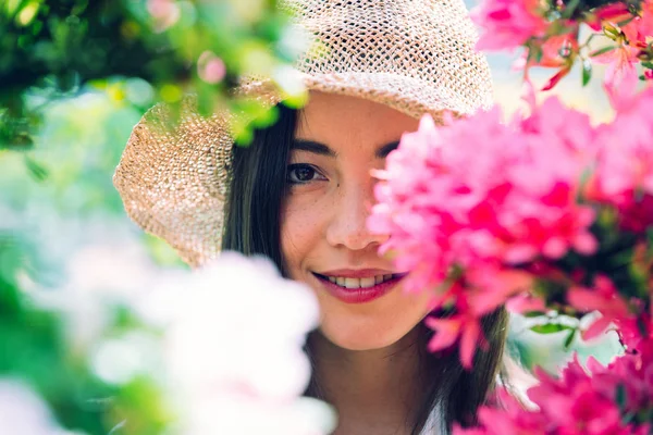 Hübsche Gärtnerin Pflegt Pflanzen Ihrem Blumengeschäft Asiatin Arbeitet Einem Gewächshaus — Stockfoto