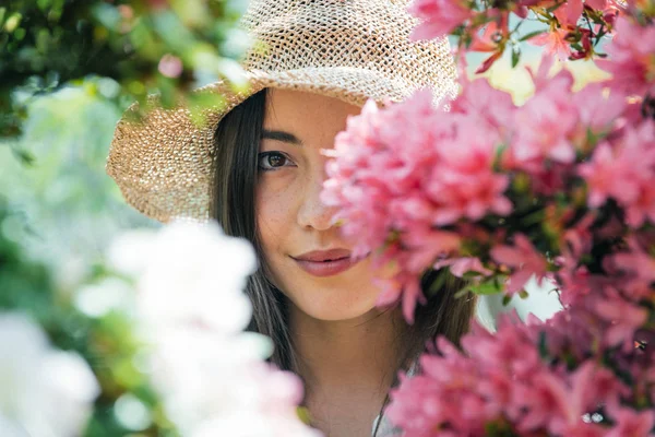 Hübsche Gärtnerin Pflegt Pflanzen Ihrem Blumengeschäft Asiatin Arbeitet Einem Gewächshaus — Stockfoto