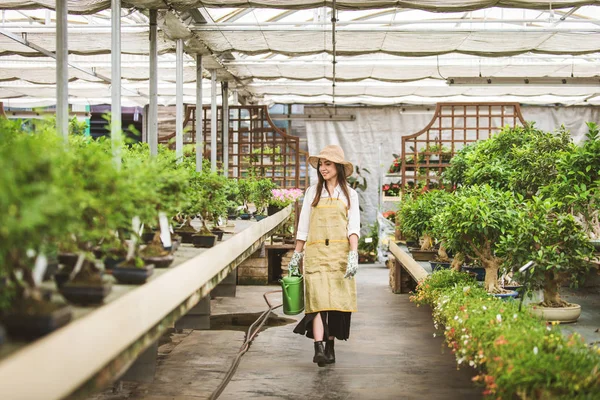 Hübsche Gärtnerin Pflegt Pflanzen Ihrem Blumengeschäft Asiatin Arbeitet Einem Gewächshaus — Stockfoto