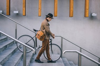 Genç yakışıklı adamla rahat sürüş sektörlerine - genç öğrenci portre, iş, hareketlilik ve yaşam tarzı ile ilgili kavramlar elbise