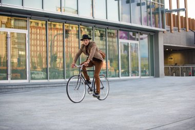 Genç yakışıklı adamla rahat sürüş sektörlerine - genç öğrenci portre, iş, hareketlilik ve yaşam tarzı ile ilgili kavramlar elbise