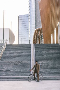 Genç yakışıklı adamla rahat sürüş sektörlerine - genç öğrenci portre, iş, hareketlilik ve yaşam tarzı ile ilgili kavramlar elbise