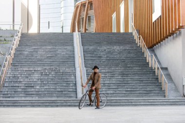 Genç yakışıklı adamla rahat sürüş sektörlerine - genç öğrenci portre, iş, hareketlilik ve yaşam tarzı ile ilgili kavramlar elbise