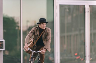 Genç yakışıklı adamla rahat sürüş sektörlerine - genç öğrenci portre, iş, hareketlilik ve yaşam tarzı ile ilgili kavramlar elbise