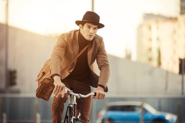 Genç yakışıklı adamla rahat sürüş sektörlerine - genç öğrenci portre, iş, hareketlilik ve yaşam tarzı ile ilgili kavramlar elbise