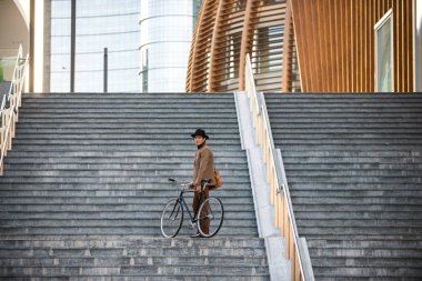Genç yakışıklı adamla rahat sürüş sektörlerine - genç öğrenci portre, iş, hareketlilik ve yaşam tarzı ile ilgili kavramlar elbise