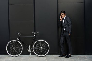 Genç yakışıklı adamla iş uygun sürüş sektörlerine - kurumsal iş adamı portre, iş, hareketlilik ve yaşam tarzı ile ilgili kavramlar