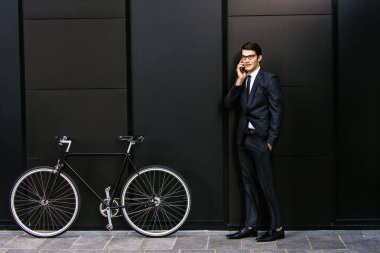 Genç yakışıklı adamla iş uygun sürüş sektörlerine - kurumsal iş adamı portre, iş, hareketlilik ve yaşam tarzı ile ilgili kavramlar