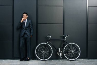 Genç yakışıklı adamla iş uygun sürüş sektörlerine - kurumsal iş adamı portre, iş, hareketlilik ve yaşam tarzı ile ilgili kavramlar