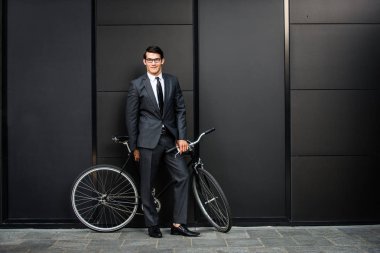 Genç yakışıklı adamla iş uygun sürüş sektörlerine - kurumsal iş adamı portre, iş, hareketlilik ve yaşam tarzı ile ilgili kavramlar