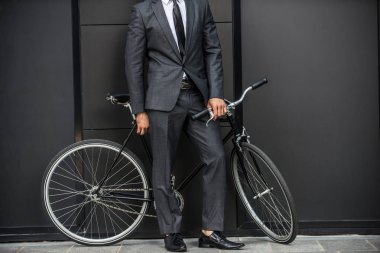 Genç yakışıklı adamla iş uygun sürüş sektörlerine - kurumsal iş adamı portre, iş, hareketlilik ve yaşam tarzı ile ilgili kavramlar