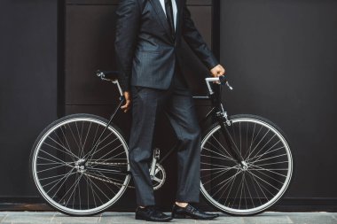 Genç yakışıklı adamla iş uygun sürüş sektörlerine - kurumsal iş adamı portre, iş, hareketlilik ve yaşam tarzı ile ilgili kavramlar