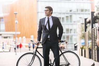 Genç yakışıklı adamla iş uygun sürüş sektörlerine - kurumsal iş adamı portre, iş, hareketlilik ve yaşam tarzı ile ilgili kavramlar