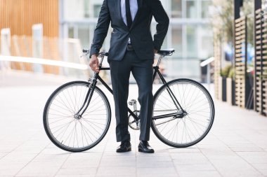 Genç yakışıklı adamla iş uygun sürüş sektörlerine - kurumsal iş adamı portre, iş, hareketlilik ve yaşam tarzı ile ilgili kavramlar