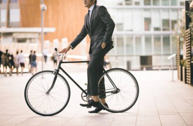 Genç yakışıklı adamla iş uygun sürüş sektörlerine - kurumsal iş adamı portre, iş, hareketlilik ve yaşam tarzı ile ilgili kavramlar